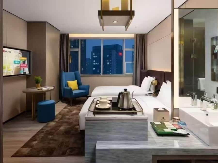 Tomannsrom – luksus, byutsikt | Skrivebord, skrivebord for bærbar PC, blendingsgardiner og lydisolert