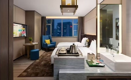 Desk, laptop workspace, blackout curtains, soundproofing. Echarm Plus International Hotel Hangzhou Binjiang XingGuang Avenue Pedestrian Street Branch