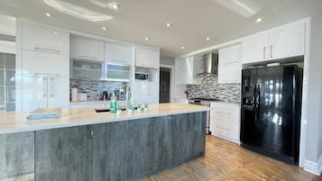 Micro-ondes, four, plaque de cuisson, lave-vaisselle