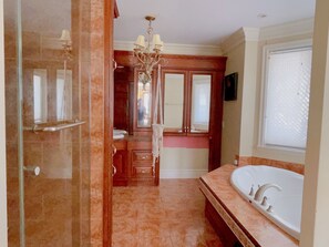Baignoire Ă jets, sĂšche-cheveux, serviettes fournies, savon