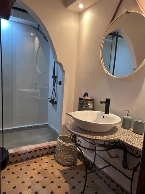 Douche, bidet, serviettes fournies, savon