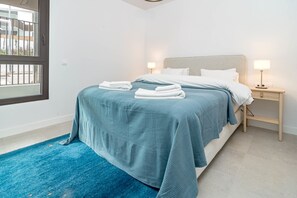 1 dormitori, planxa i posts de planxar i un bressol de viatge