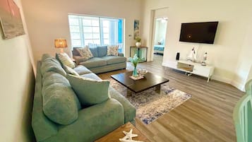 Een smart-tv, een tafeltennistafel en boeken