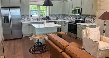 Romantic Getaway at Honeymoon Cottage