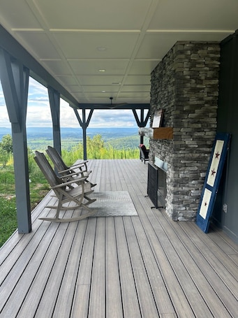 Terrace/patio. Romantic Getaway at Honeymoon Cottage