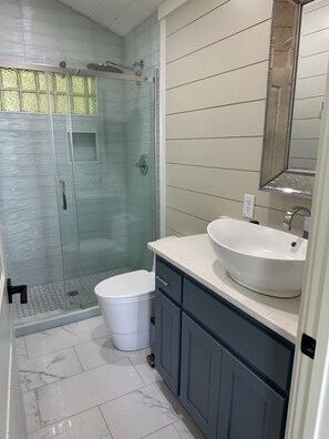 Douche, sĂšche-cheveux, serviettes fournies, savon