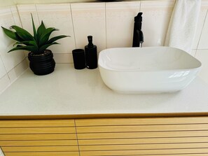 Dusj, håndklær og toalettpapir