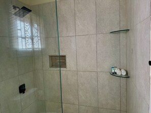 Dusche, Handtücher, Toilettenpapier