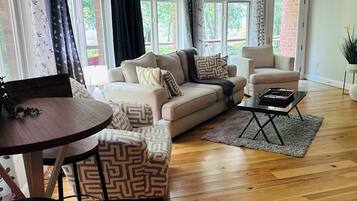 Smart TV, fireplace, books, stereo
