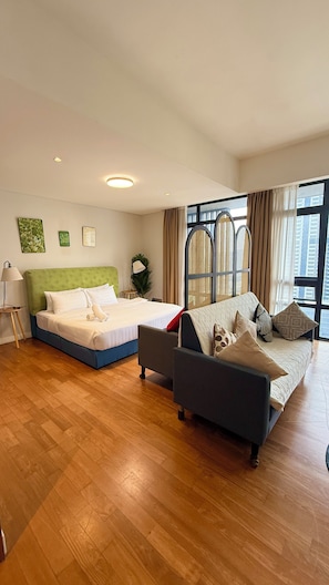 Desk, soundproofing, iron/ironing board, free WiFi - Anggun Residences KLCC by Flixses (Kuala Lumpur)