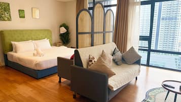 Deluxe Studio, City View | Living area