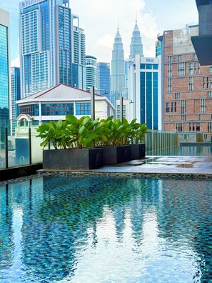 Una piscina al aire libre