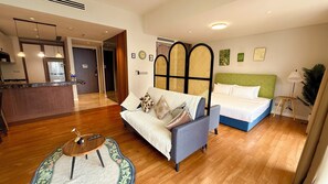 Escritorio, sistema de insonorización y tabla de planchar con plancha 