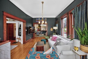 Smart TV, fireplace, video games, ping pong - Walk to 5 Points • 2 Living Areas • Game Room + Gym (Nashville)