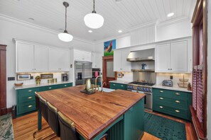 Fridge, microwave, oven, stovetop - Walk to 5 Points • 2 Living Areas • Game Room + Gym (Nashville)