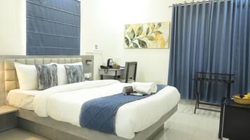 Premium Room | Desk, laptop workspace, blackout drapes, soundproofing