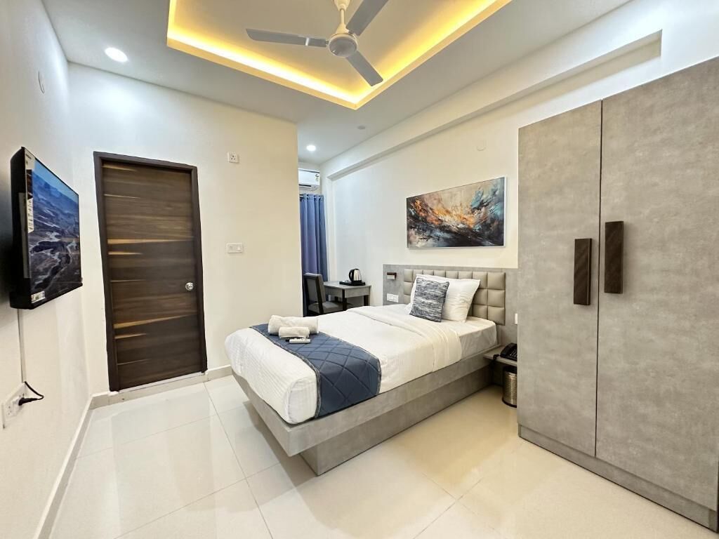 Premium bedding, minibar, desk, laptop workspace