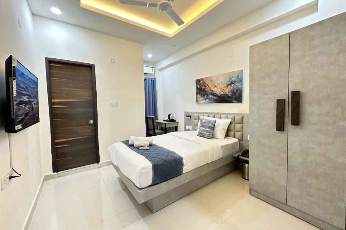 Premium bedding, minibar, desk, laptop workspace