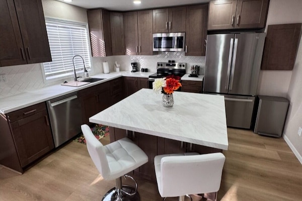 Geladeira, micro-ondas, fogão, cooktop