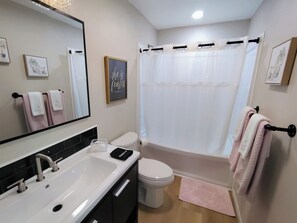 Douche, sèche-cheveux, serviettes fournies, savon