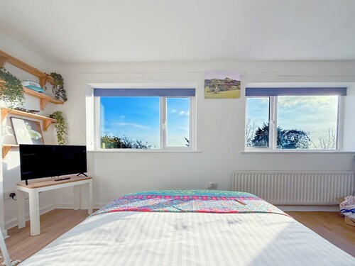 Glastonbury Studio- amazing views and Free Parking