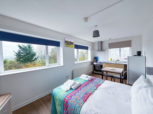 Glastonbury Studio- amazing views and Free Parking