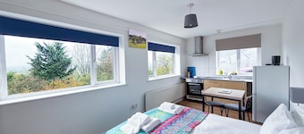 Glastonbury Studio- amazing views and Free Parking