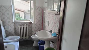 Gratis toiletartikelen, een haardroger, handdoeken
