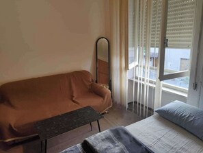 3 makuuhuonetta, silitysrauta/-lauta, vuodevaatteet