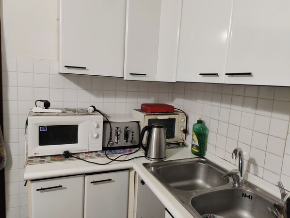 Kylskåp, mikrovågsugn, ugn och spishäll