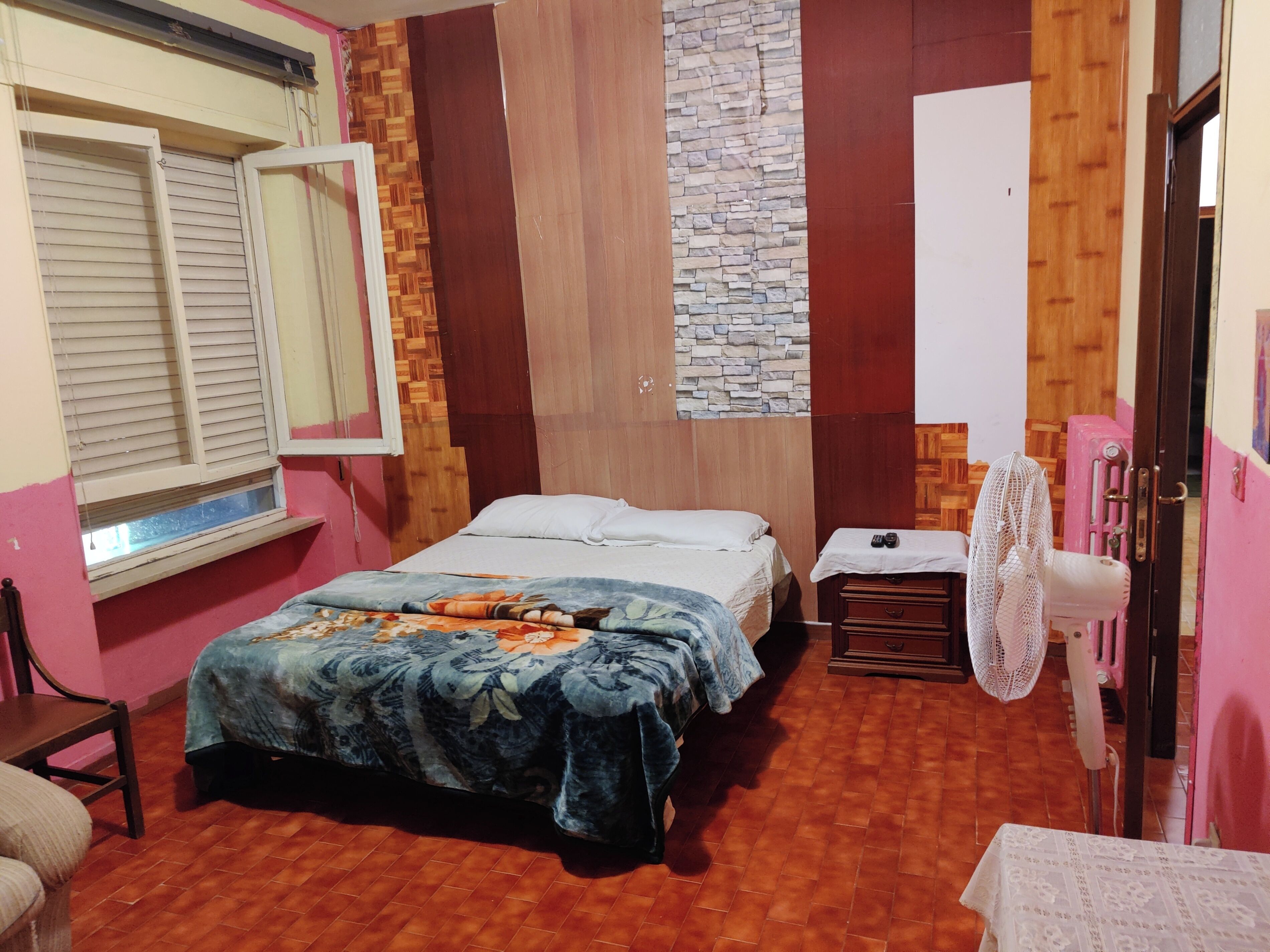 3 habitaciones, tabla de planchar con plancha y ropa de cama 