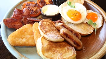 Se ofrece un desayuno bufé (38.00 NZD por persona)