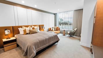 Studio, 1 King Bed, Kitchenette | In-room safe, desk, blackout curtains, soundproofing