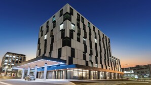 A modern hotel with a prominent entrance, large windows, and a flat roof. - Distinction Invercargill Hotel (Invercargill)