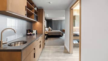 Executive Studio Suite | In-room safe, desk, blackout curtains, soundproofing