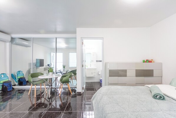 1 habitación, tabla de planchar con plancha, wifi gratis y ropa de cama 