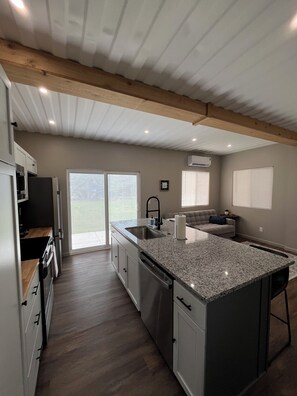 Mikroaaltouuni, uuni, liesi, astianpesukone