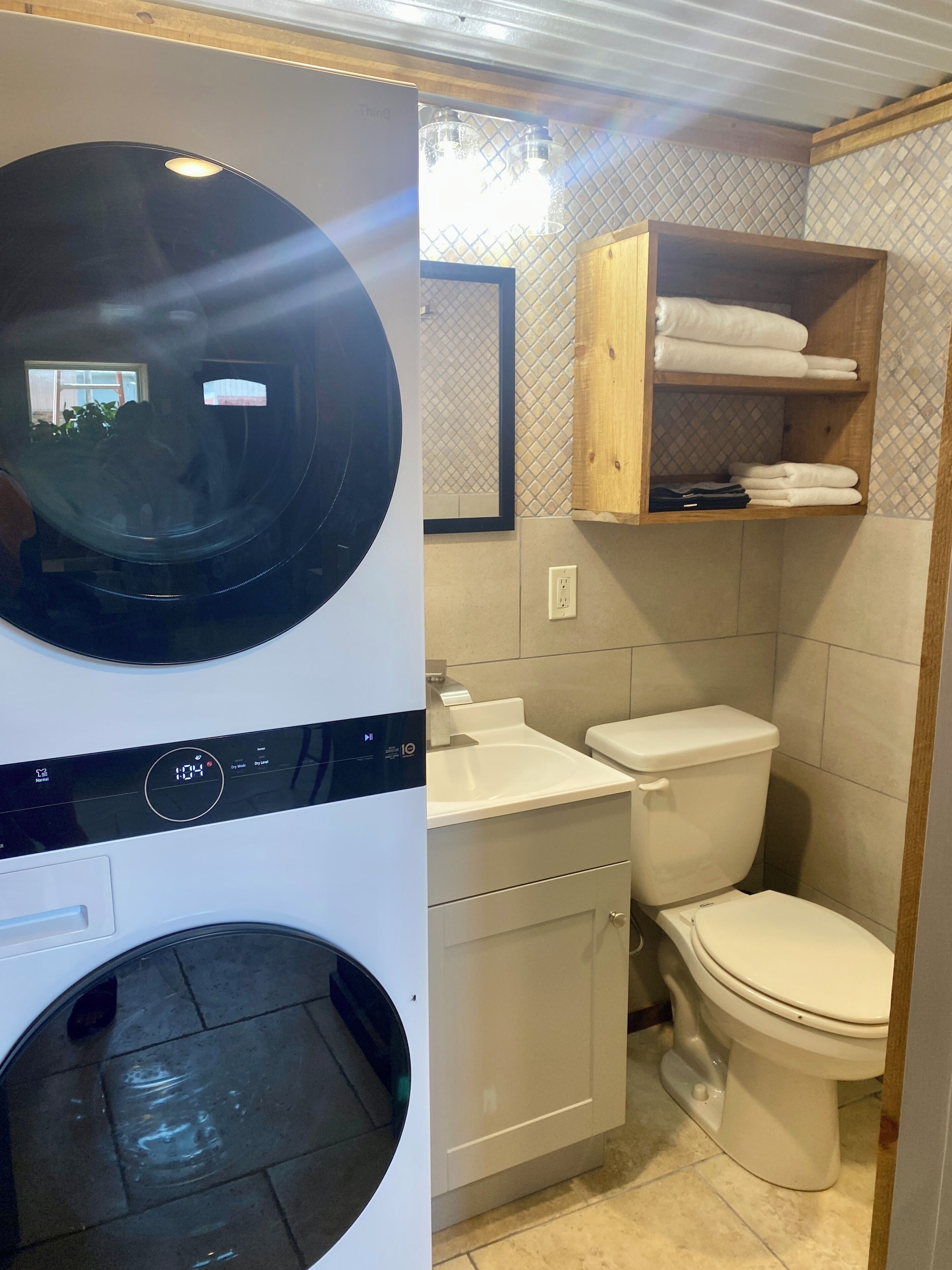 Ducha, secador de pelo, toallas, jabón