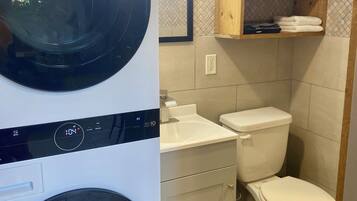 Ducha, secador de pelo, toallas, jabón