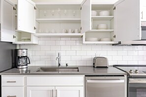 Fridge, microwave, oven, stovetop - Blueground | Waterfront, view, nr Aquarium (Long Beach)