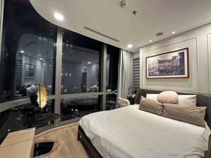 Apartamento superluxo, 1 quarto, sacada, vista para a cidade | Cofres nos quartos, individualmente decorados, cortinas blackout