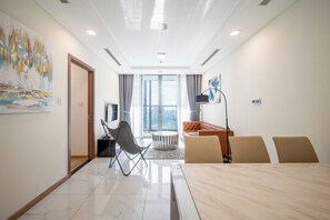 Apartamento superluxo, 2 quartos, 2 banheiros, vista para a cidade | Opções para refeição no quarto