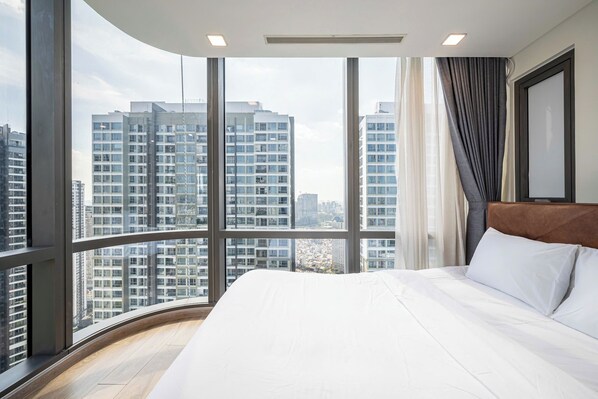 Apartamento superluxo, 2 quartos, 2 banheiros, vista para a cidade | Cofres nos quartos, individualmente decorados, cortinas blackout