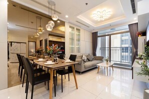 Lyxlägenhet - 2 sovrum - 2 badrum - utsikt mot staden | Matservice på rummet