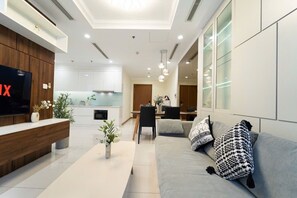Apartamento superluxo, 2 quartos, 2 banheiros, vista para a cidade | Área de estar