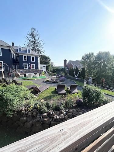 Rustic-chic carriage house with WiFi, AC and breath taking views