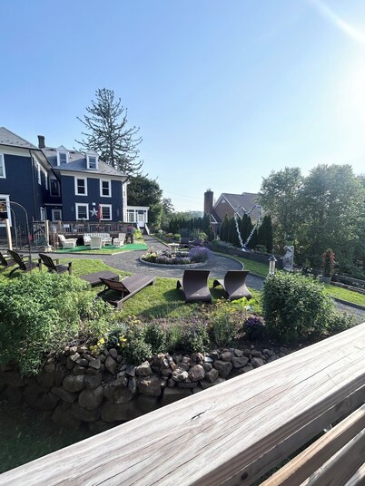 Rustic-chic carriage house with WiFi, AC and breath taking views