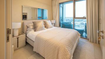 Apartamento Deluxe, vistas a la ciudad | Caja fuerte, cortinas opacas, tabla de planchar con plancha