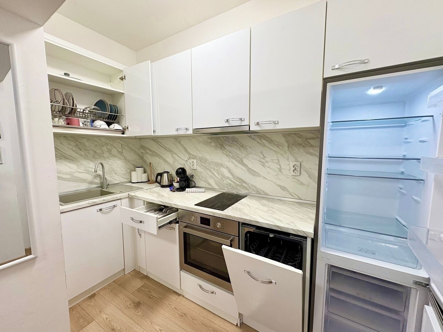 Jääkaappi, mikroaaltouuni, uuni, astianpesukone