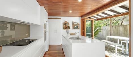 Geladeira, micro-ondas, fogão, cooktop